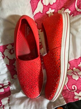Clarks Cloudsteppers Like New Orange Red Women's Perforated Slip-On Flats, Sz 11